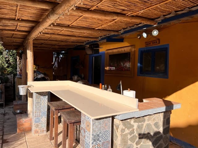 8 soveværelse Finca/Landehus til salg i Baza med swimmingpool garage - € 395.000 (Ref: 8767137)