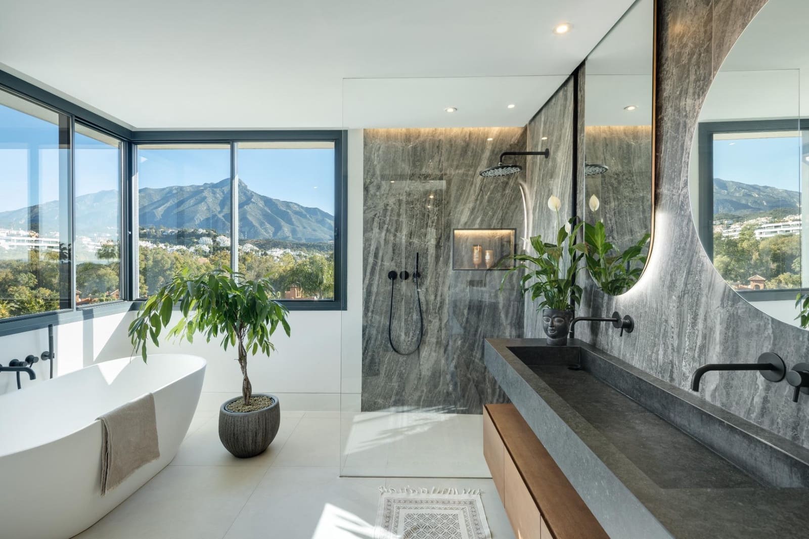 5 bedroom Villa for sale in Marbella with pool garage - € 3,750,000 (Ref: 8905643)