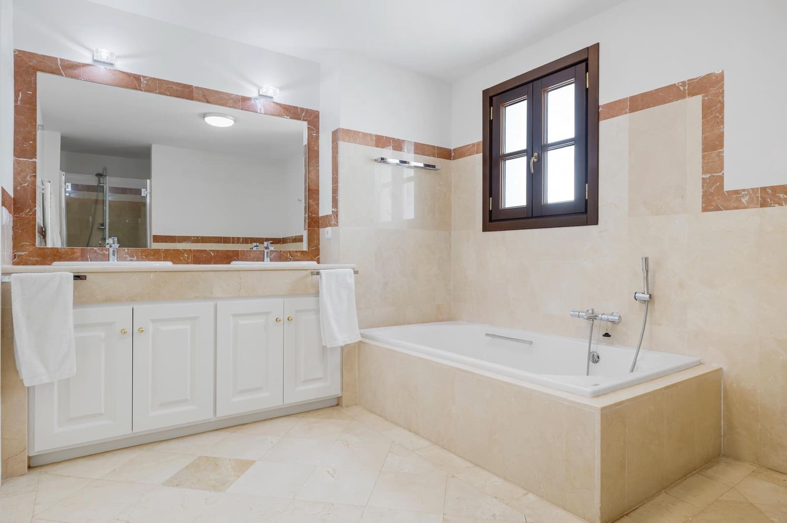 5 slaapkamer Huis te koop in Benahavis met zwembad garage - € 1.095.000 (Ref: 8941226)