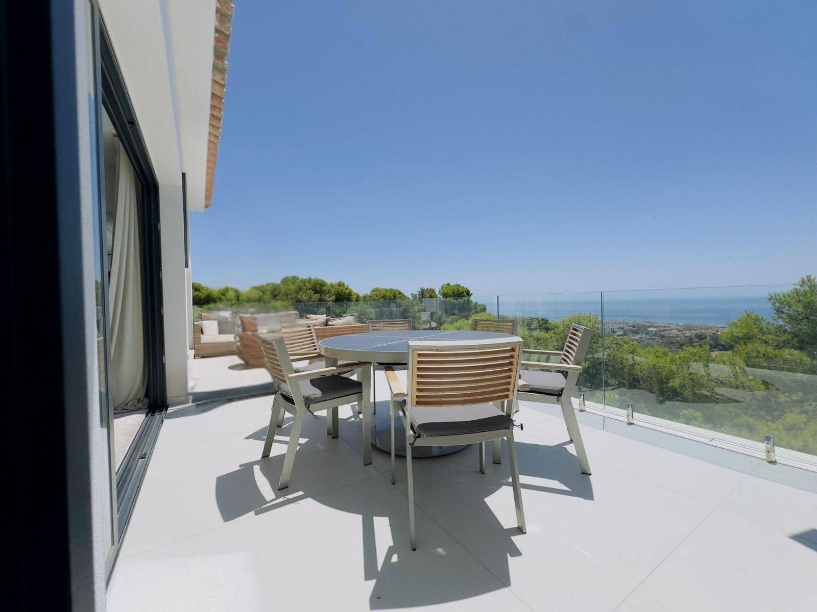 Chalet de 4 habitaciones en Marbella en venta con piscina - 2.390.000 € (Ref: 9145566)