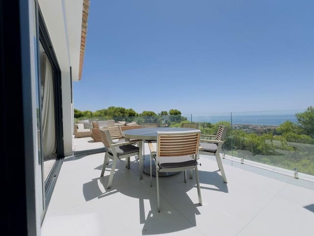 Chalet de 4 habitaciones en Marbella en venta con piscina - 2.390.000 € (Ref: 9145566)