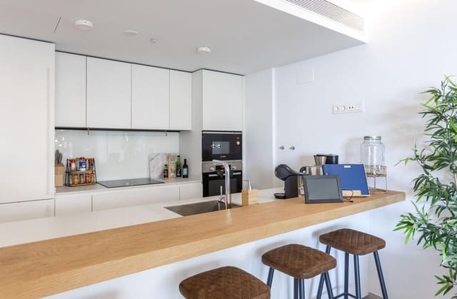 2 slaapkamer Appartement te koop in Carvajal, Fuengirola met zwembad garage - € 620.000 (Ref: 9165814)