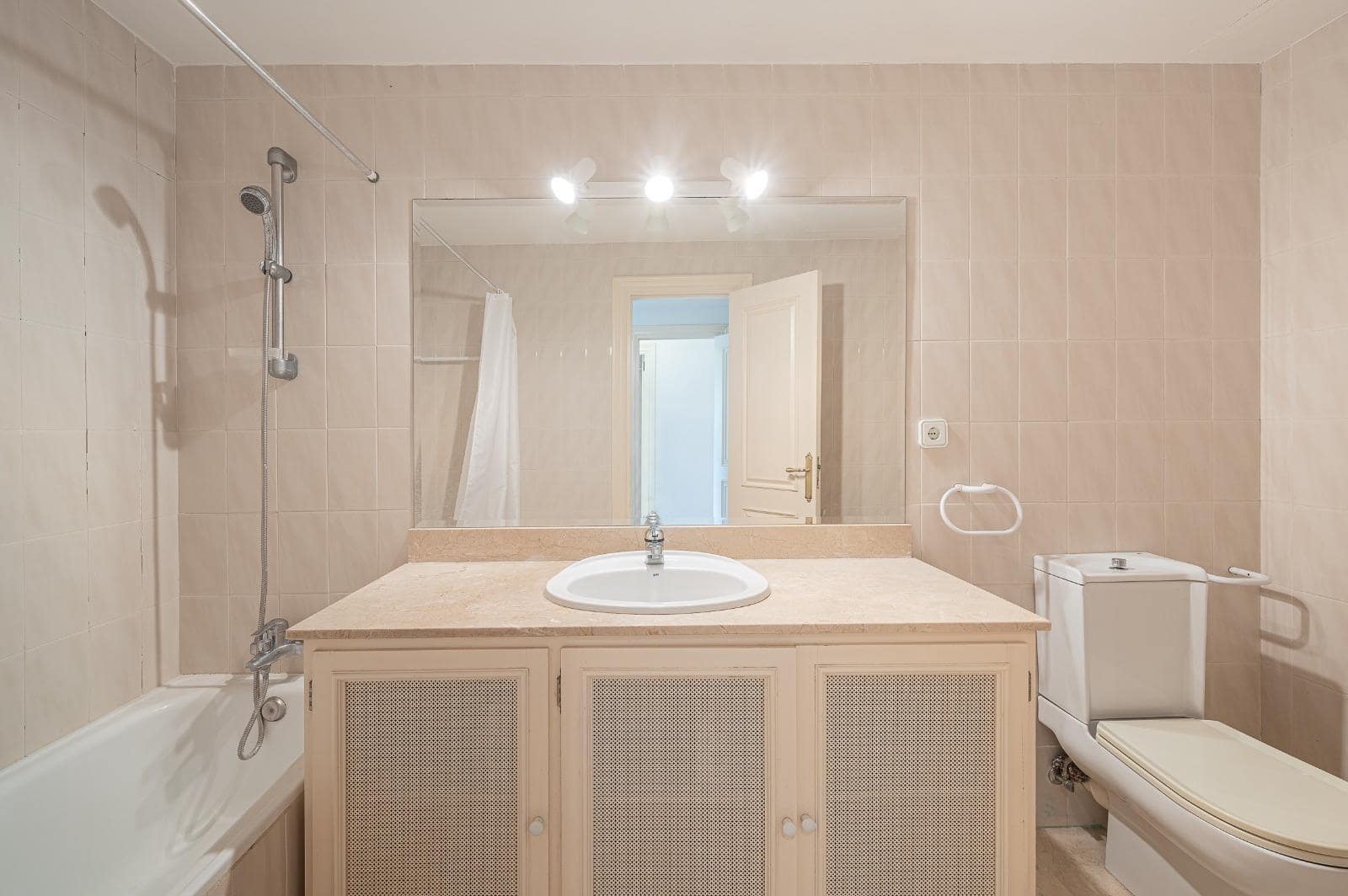 4 slaapkamer Villa te koop in Benahavis - € 650.000 (Ref: 9375361)