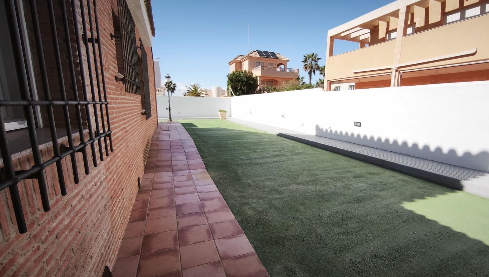 Chalet de 4 habitaciones en La Manga del Mar Menor en venta - 565.000 € (Ref: 9721737)