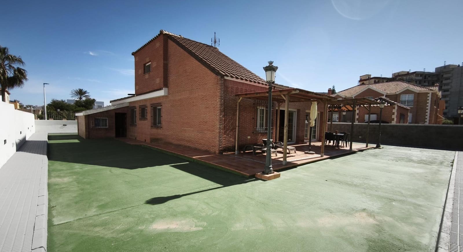 Chalet de 4 habitaciones en La Manga del Mar Menor en venta - 565.000 € (Ref: 9721737)