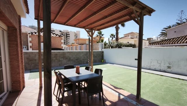 Chalet de 4 habitaciones en La Manga del Mar Menor en venta - 565.000 € (Ref: 9721737)