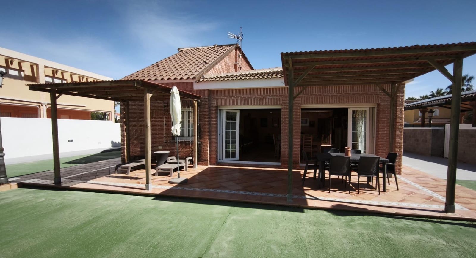 Chalet de 4 habitaciones en La Manga del Mar Menor en venta - 565.000 € (Ref: 9721737)