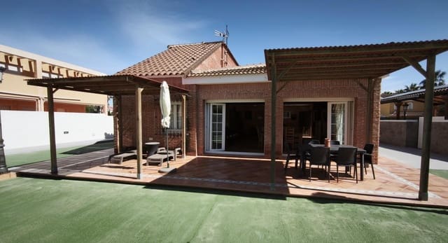 Chalet de 4 habitaciones en La Manga del Mar Menor en venta - 565.000 € (Ref: 9721737)