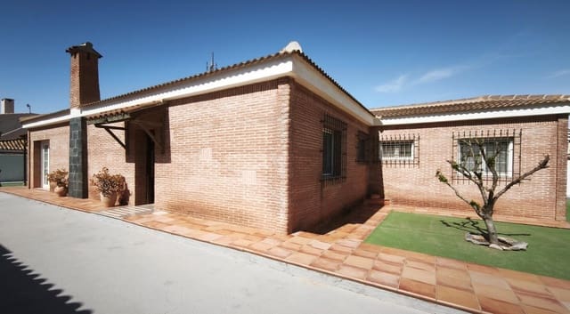 Chalet de 4 habitaciones en La Manga del Mar Menor en venta - 565.000 € (Ref: 9721737)