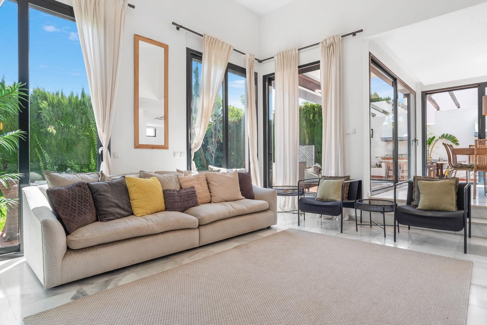 6 bedroom Villa for sale in Marbella with pool - € 1,400,000 (Ref: 9851799)