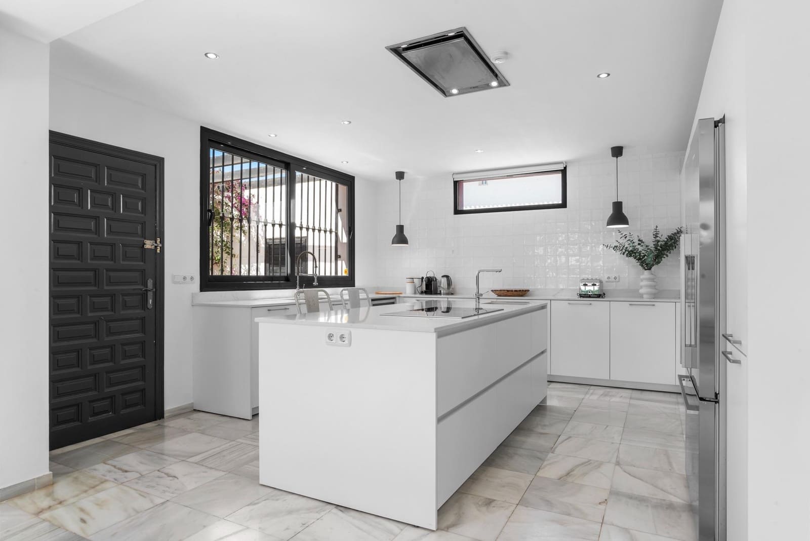 6 bedroom Villa for sale in Marbella with pool - € 1,400,000 (Ref: 9851799)