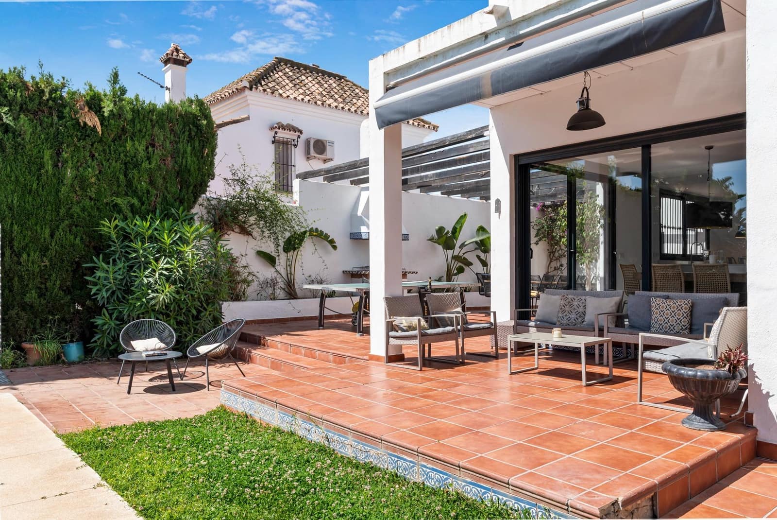 6 bedroom Villa for sale in Marbella with pool - € 1,400,000 (Ref: 9851799)