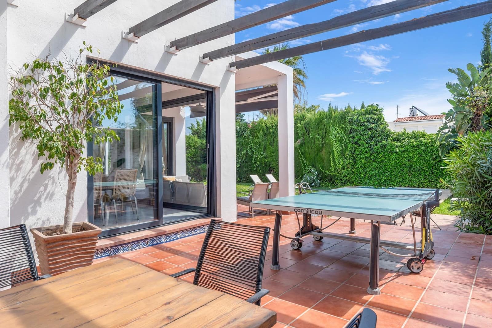 6 bedroom Villa for sale in Marbella with pool - € 1,400,000 (Ref: 9851799)