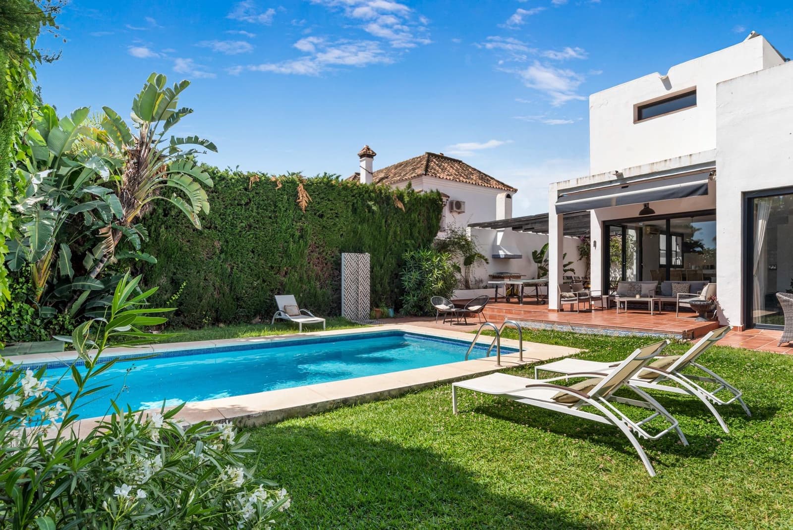 6 bedroom Villa for sale in Marbella with pool - € 1,400,000 (Ref: 9851799)