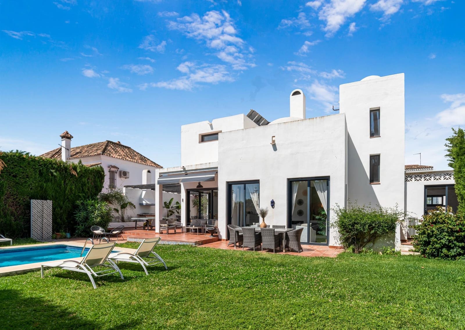 6 bedroom Villa for sale in Marbella with pool - € 1,400,000 (Ref: 9851799)