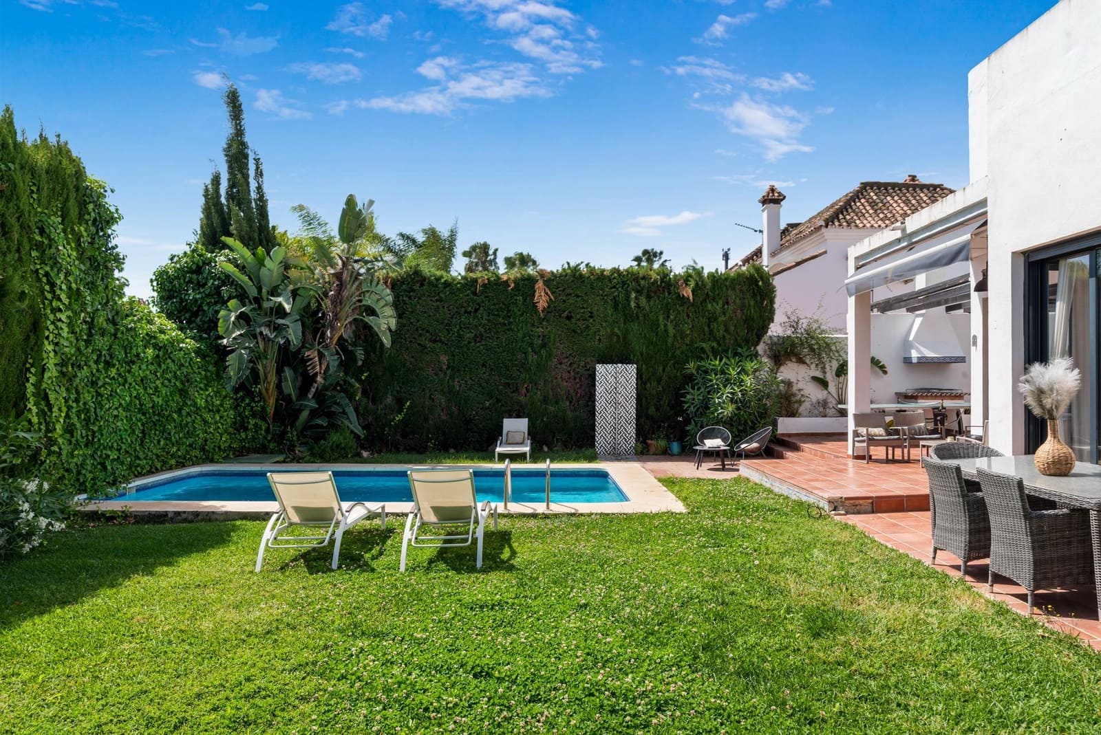 6 bedroom Villa for sale in Marbella with pool - € 1,400,000 (Ref: 9851799)