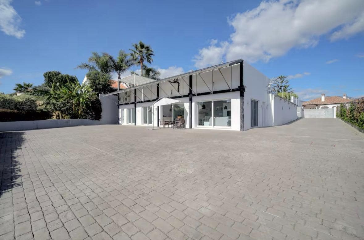 6 soverom Villa til salgs i Manilva med svømmebasseng garasje - € 2 975 000 (Ref: 9851800)