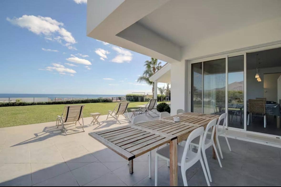 6 soverom Villa til salgs i Manilva med svømmebasseng garasje - € 2 975 000 (Ref: 9851800)