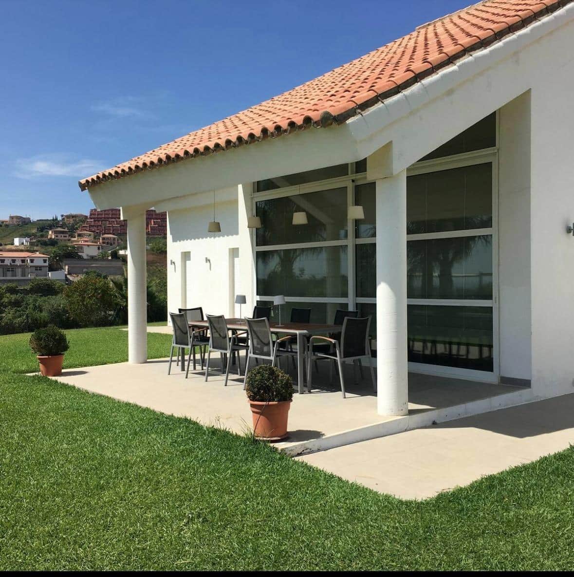 6 soverom Villa til salgs i Manilva med svømmebasseng garasje - € 2 975 000 (Ref: 9851800)