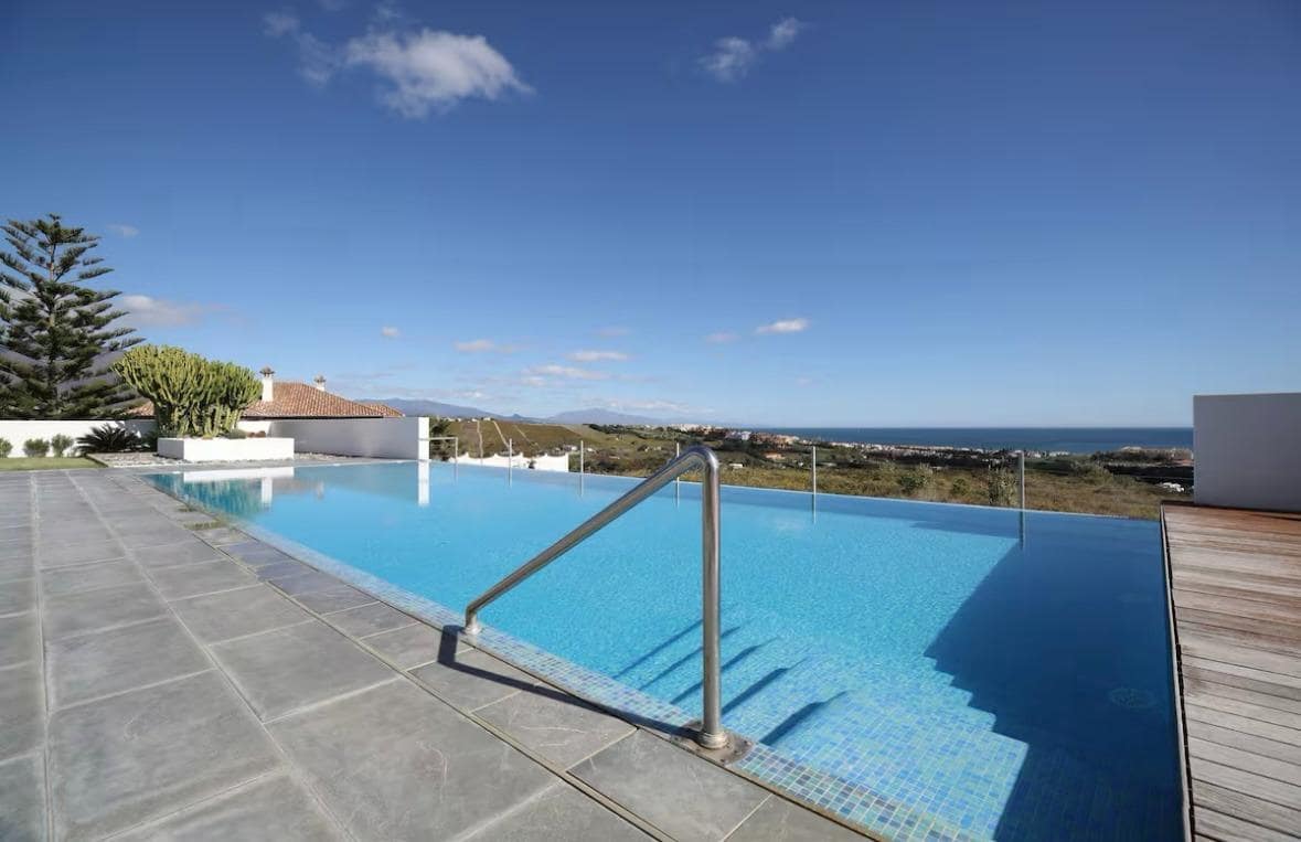 6 soverom Villa til salgs i Manilva med svømmebasseng garasje - € 2 975 000 (Ref: 9851800)