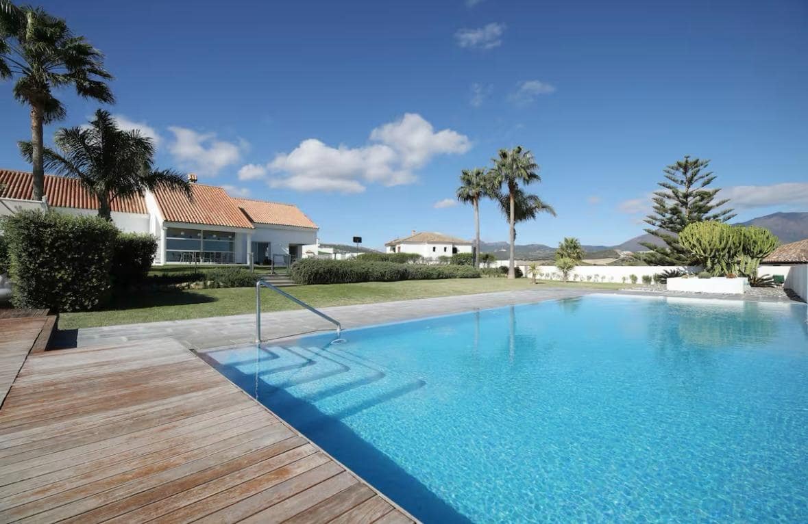 6 soverom Villa til salgs i Manilva med svømmebasseng garasje - € 2 975 000 (Ref: 9851800)