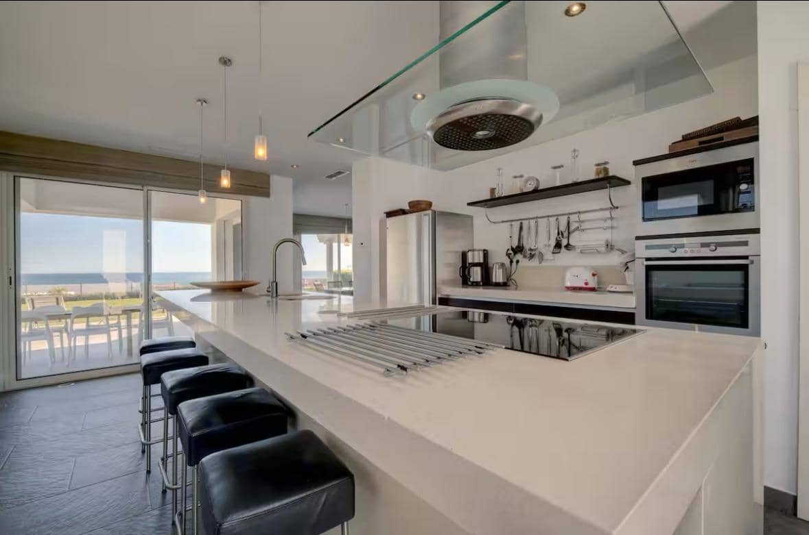 6 soverom Villa til salgs i Manilva med svømmebasseng garasje - € 2 975 000 (Ref: 9851800)