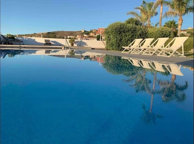 6 soverom Villa til salgs i Manilva med svømmebasseng garasje - € 2 975 000 (Ref: 9851800)