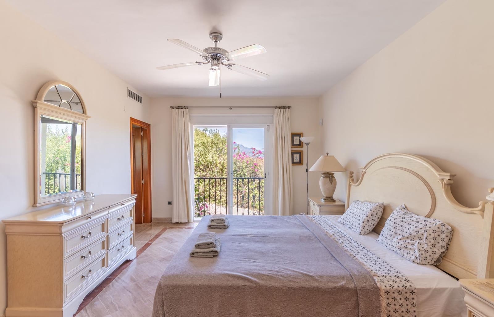 5 bedroom Villa for sale in Benahavis with pool garage - € 4,499,000 (Ref: 9851801)