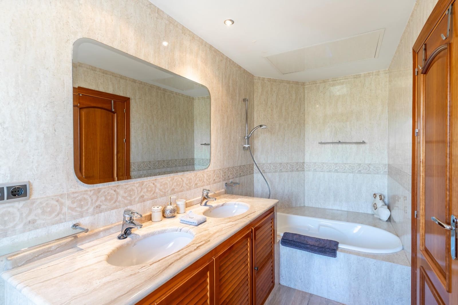 5 bedroom Villa for sale in Benahavis with pool garage - € 4,499,000 (Ref: 9851801)