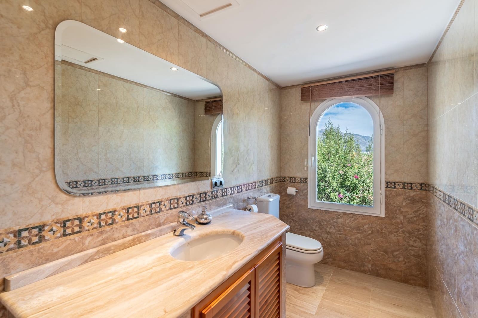 5 bedroom Villa for sale in Benahavis with pool garage - € 4,499,000 (Ref: 9851801)