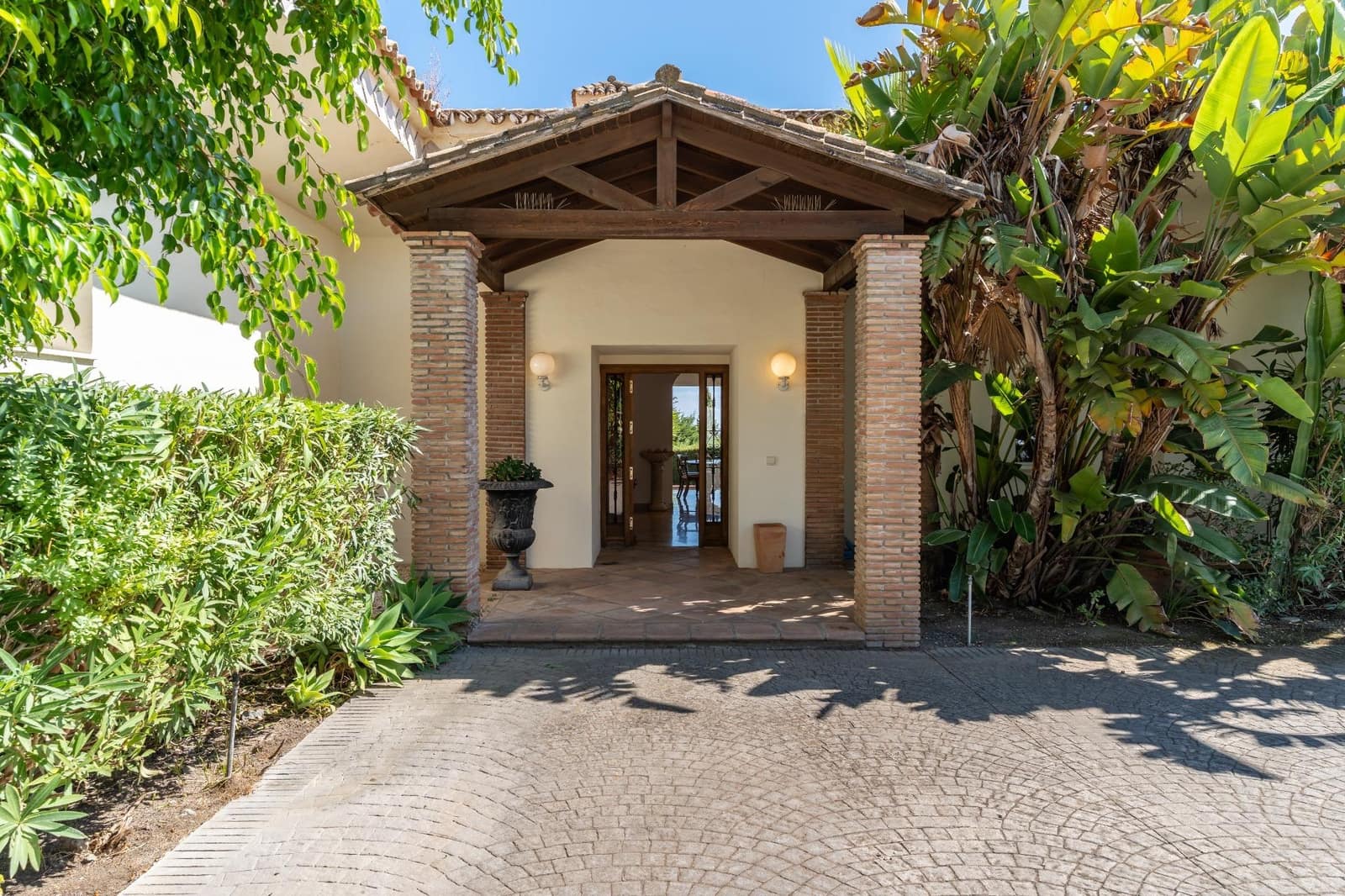 5 bedroom Villa for sale in Benahavis with pool garage - € 4,499,000 (Ref: 9851801)