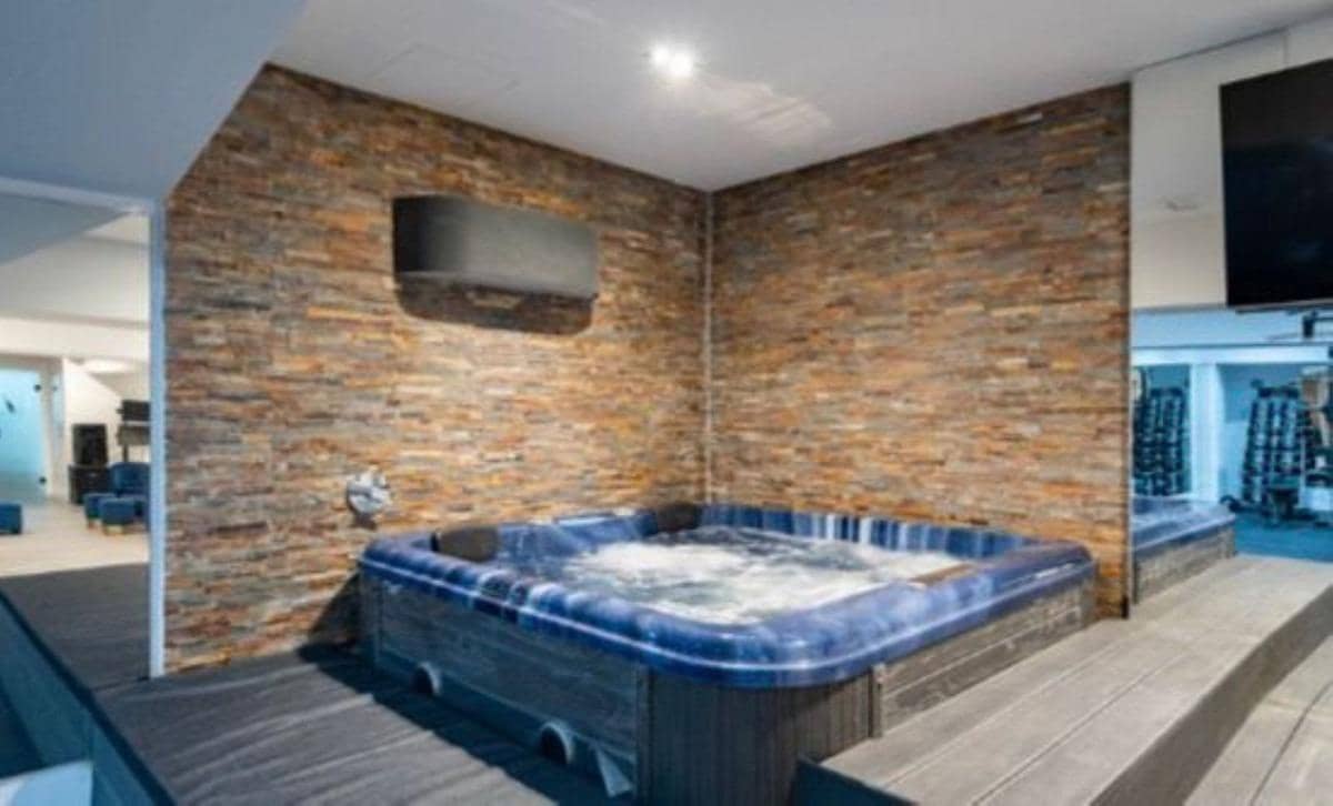 8 Zimmer Villa zu verkaufen in Nueva Andalucia mit Pool - 8.900.000 € (Ref: 9911104)