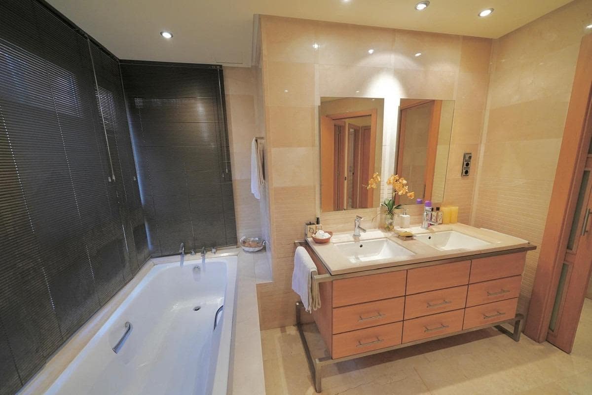 3 Zimmer Apartment zu verkaufen in Marbella mit Pool - 1.575.000 € (Ref: 9938460)