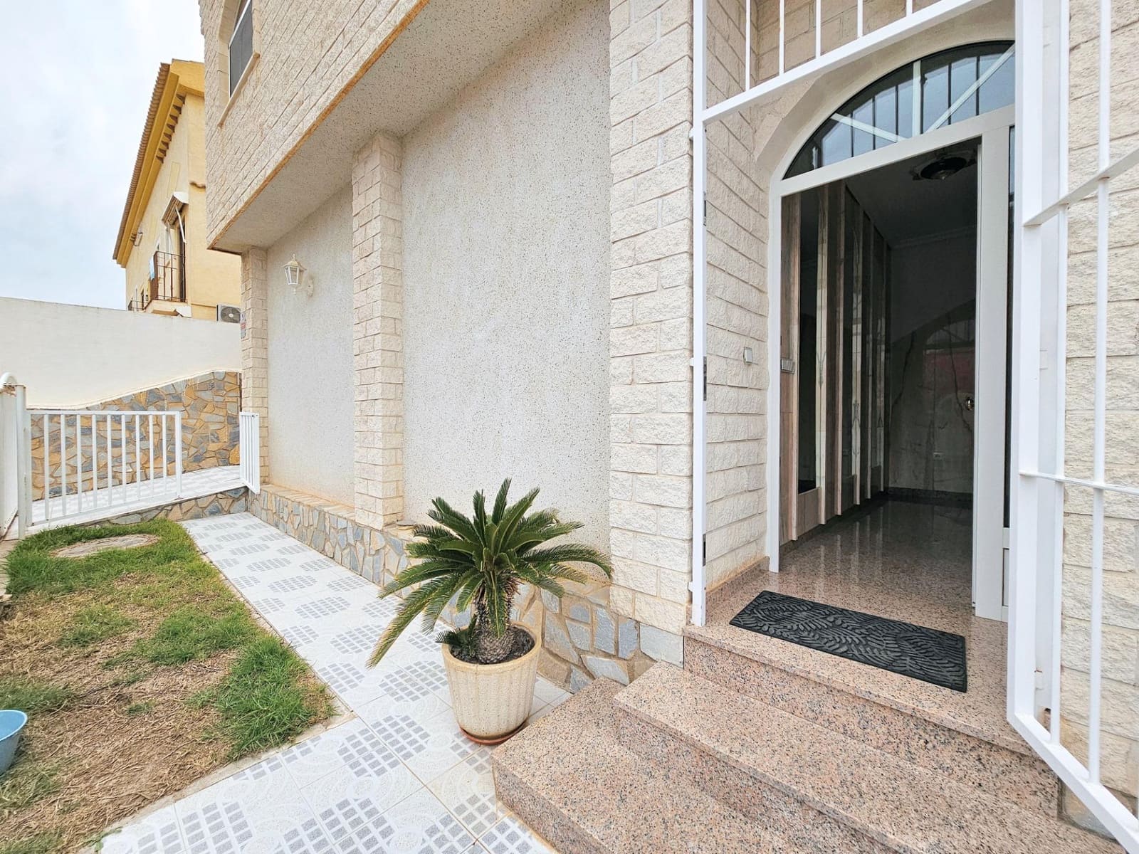 6 bedroom Villa for sale in Santiago de la Ribera with garage - € 375,000 (Ref: 8954792)