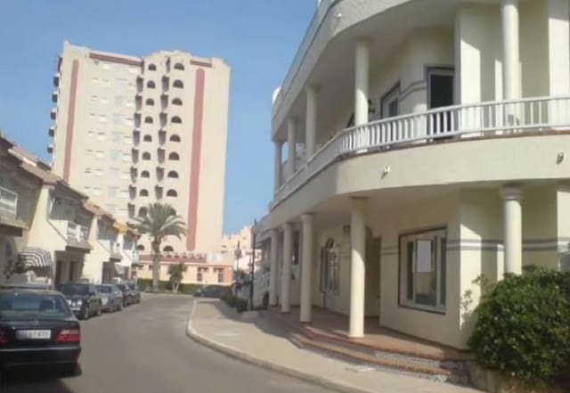 Kaupallinen myytävänä paikassa La Manga del Mar Menor - 145 000 € (Ref: 8954837)