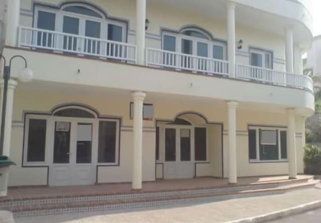 Kaupallinen myytävänä paikassa La Manga del Mar Menor - 145 000 € (Ref: 8954837)