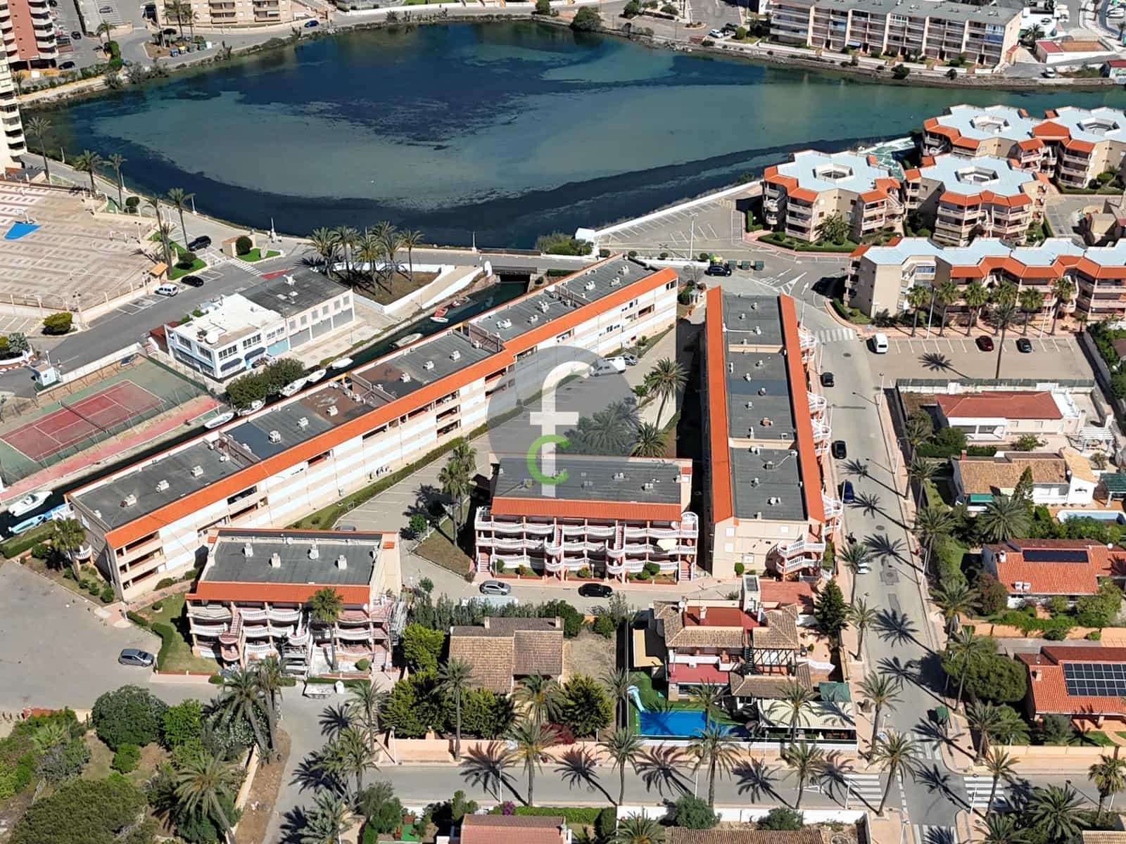 Piso de 2 habitaciones en La Manga del Mar Menor en venta con garaje - 129.000 € (Ref: 9003017)