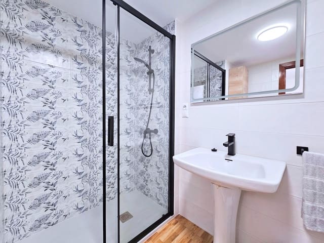 Piso de 3 habitaciones en La Manga del Mar Menor en venta con piscina garaje - 185.000 € (Ref: 9134486)