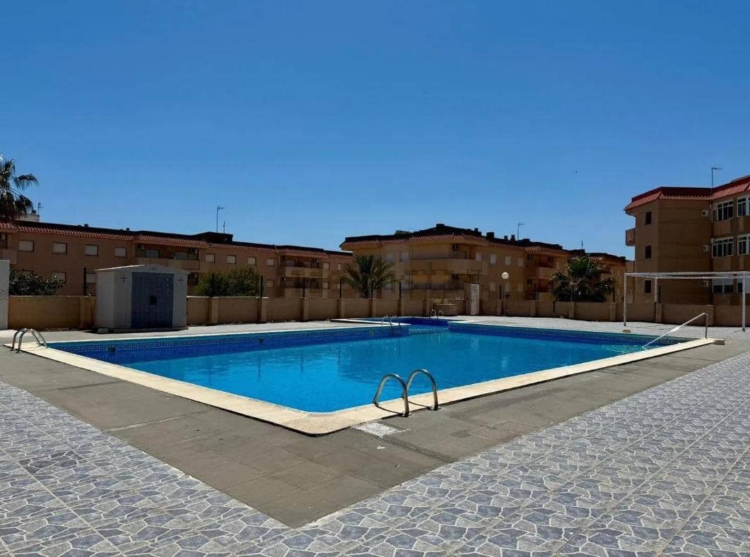 Piso de 1 habitación en La Manga del Mar Menor en venta con piscina - 125.000 € (Ref: 9236479)