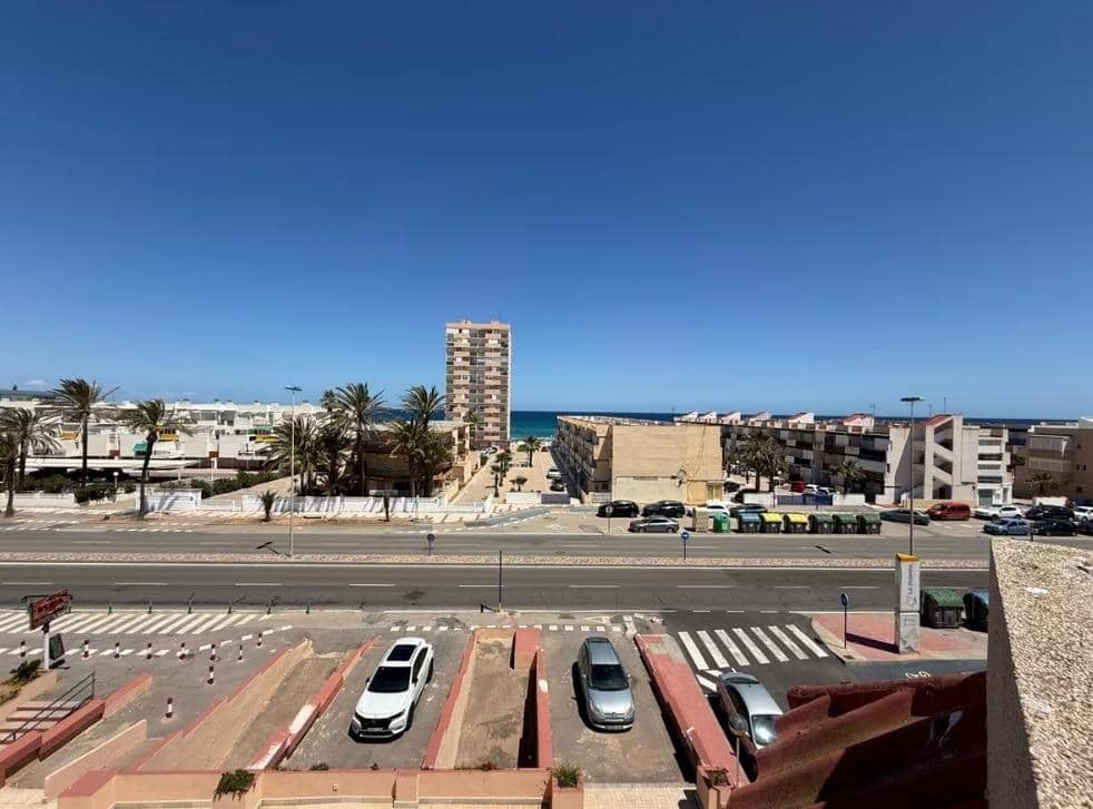 Piso de 1 habitación en La Manga del Mar Menor en venta con piscina - 125.000 € (Ref: 9236479)