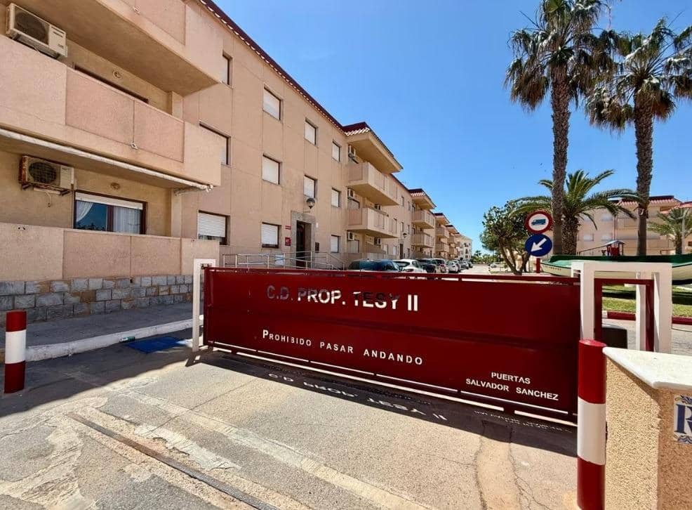 Piso de 1 habitación en La Manga del Mar Menor en venta con piscina - 125.000 € (Ref: 9236479)