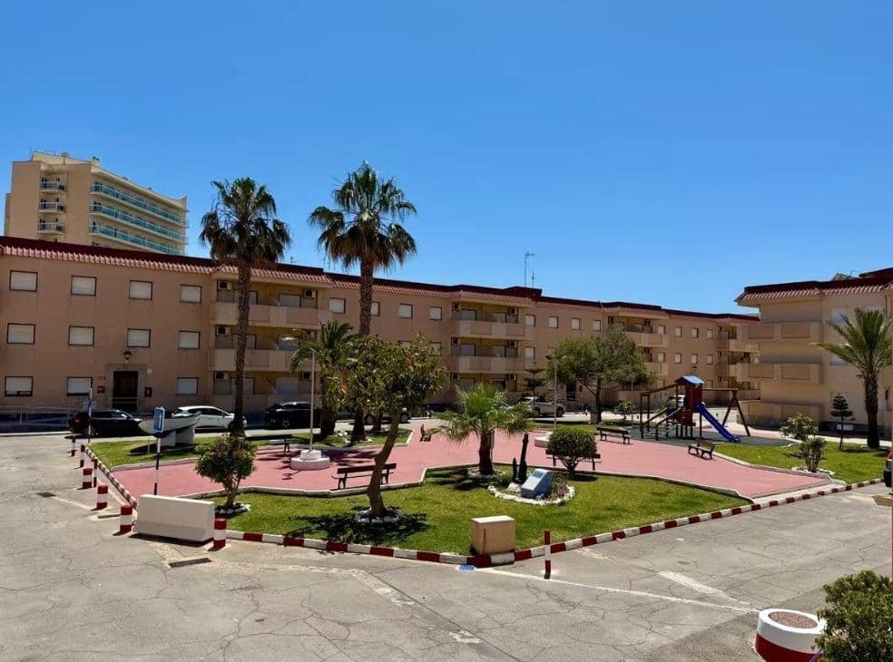 Piso de 1 habitación en La Manga del Mar Menor en venta con piscina - 125.000 € (Ref: 9236479)