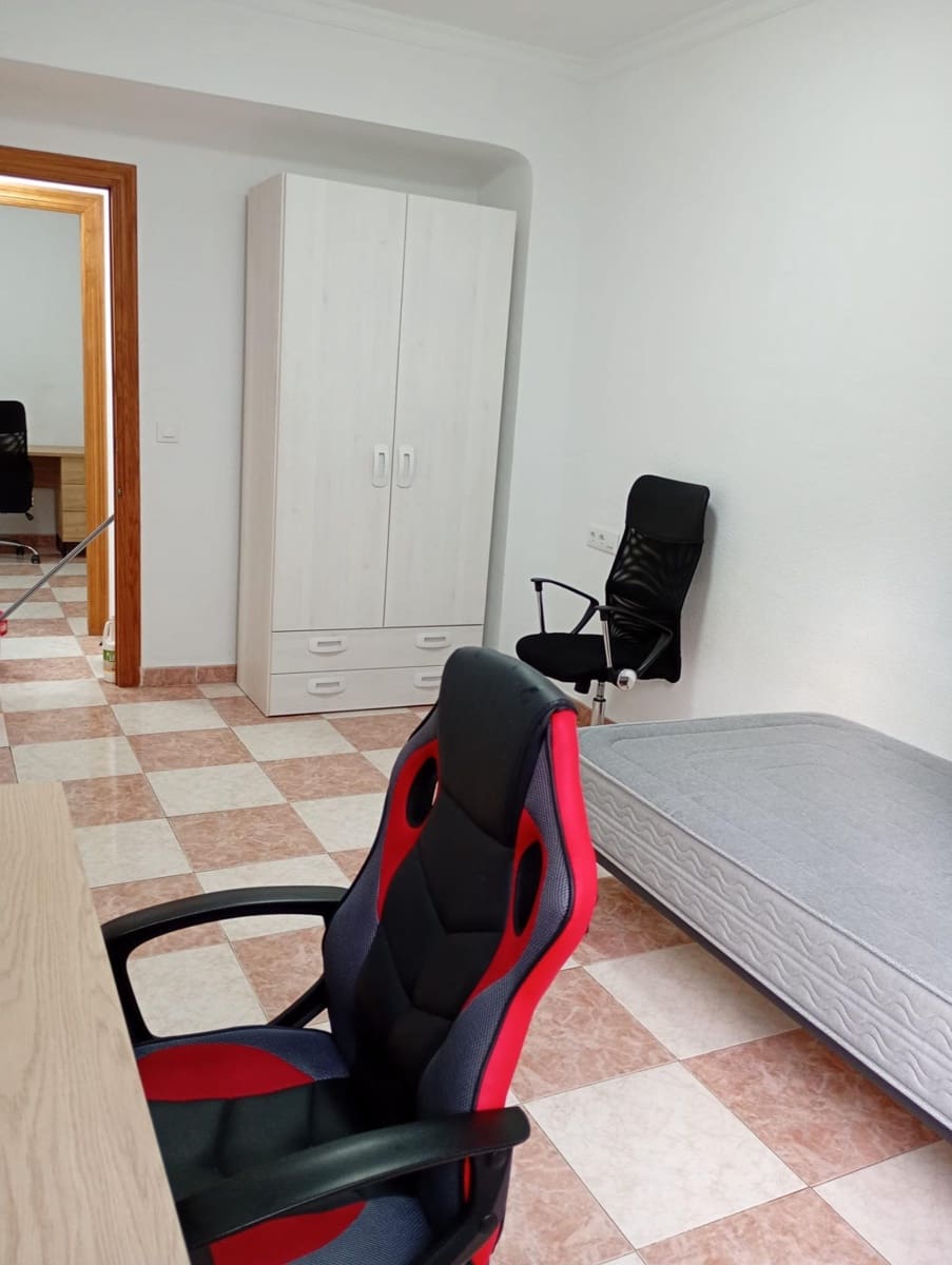 4 bedroom Flat for rent in Cartagena - € 850 (Ref: 9825285)