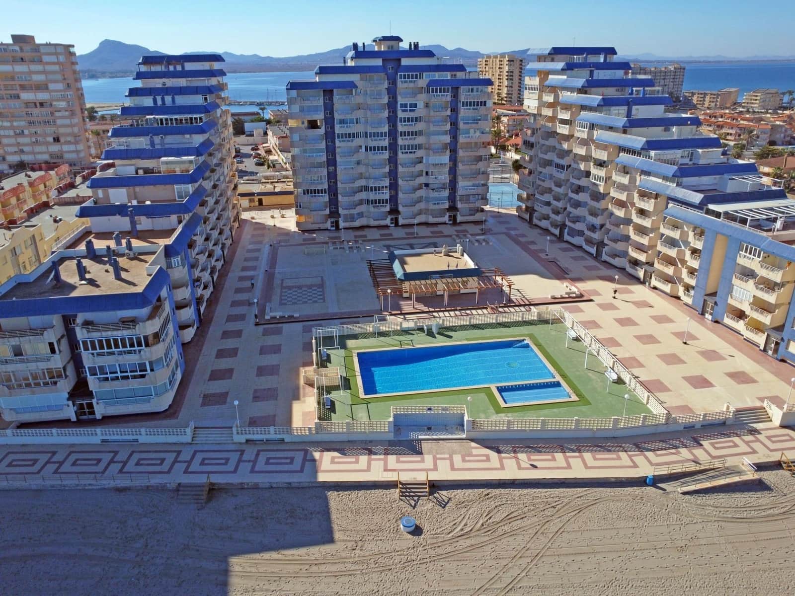 3 quarto Apartamento para venda em La Manga del Mar Menor com piscina - 299 000 € (Ref: 9903981)