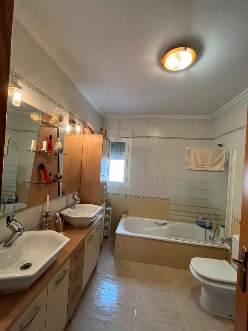 5 bedroom Villa for sale in Vinaros with garage - € 290,000 (Ref: 9414466)