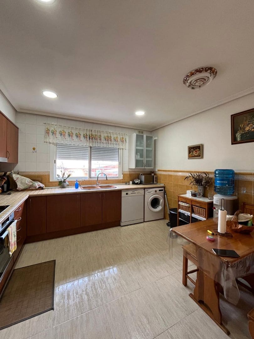 5 bedroom Villa for sale in Vinaros with garage - € 290,000 (Ref: 9414466)