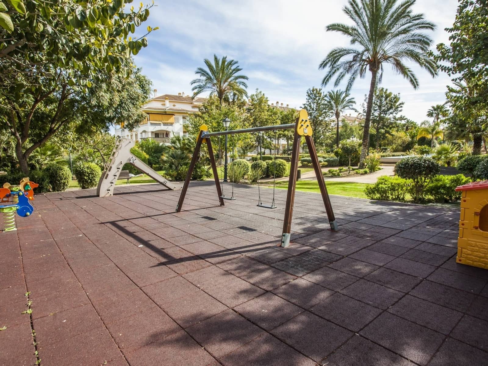 2 slaapkamer Appartement te huur in Marbella met zwembad garage - € 2.500 (Ref: 10002550)