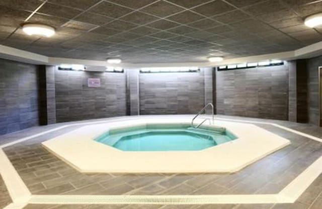 Apartamento de 3 habitaciones en Puerto Banus, Marbella en venta con piscina garaje - 799.000 € (Ref: 10002551)