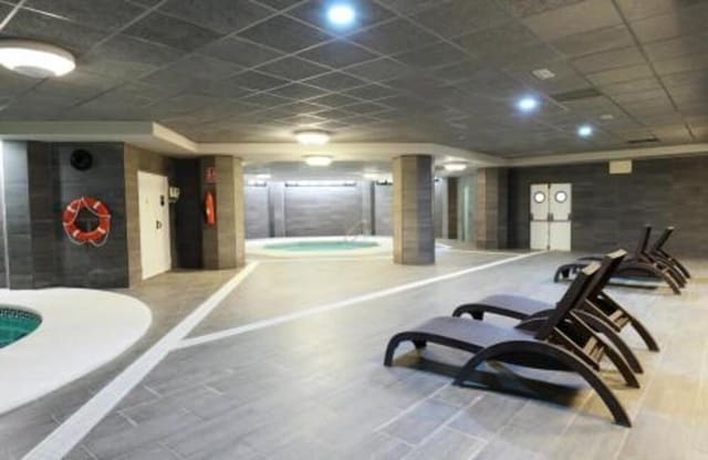 Apartamento de 3 habitaciones en Puerto Banus, Marbella en venta con piscina garaje - 799.000 € (Ref: 10002551)