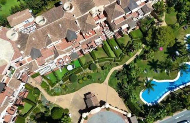 Apartamento de 3 habitaciones en Puerto Banus, Marbella en venta con piscina garaje - 799.000 € (Ref: 10002551)
